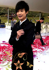 李宇春參加張杰謝娜婚禮 李宇春一身黑裝只能用帥氣