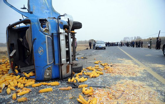 農用車迎面撞爛寶馬