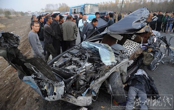 農用車迎面撞爛寶馬