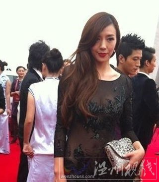 周韋彤透視黑裝