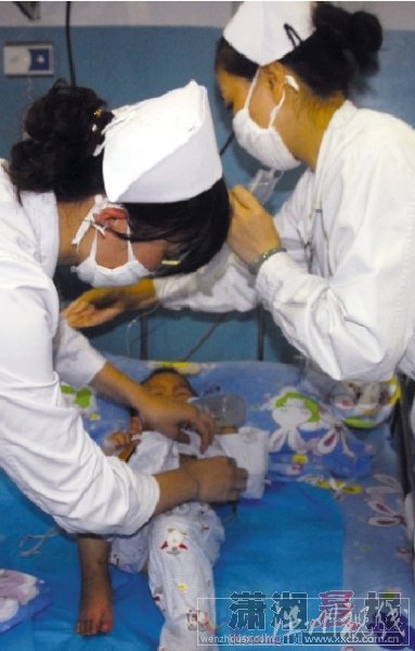 留守女童與奶奶尸體獨處7天未進食 生命垂危