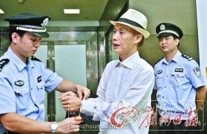 10月15日上午，鄧建國在白云機場被辦案人員拘留