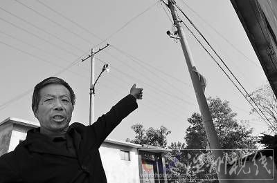 在韓孟銀看來，家門口電線桿上安裝的這個攝像頭，就是為了24小時監(jiān)控他這個上訪戶。本報記者 樊江濤攝