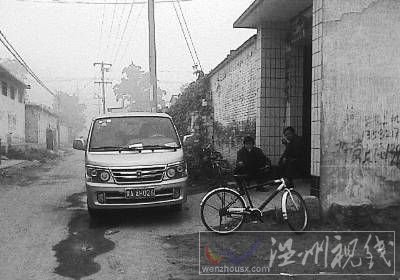 2010年10月10日，鎮(zhèn)干部24小時在“老上訪戶”家門口附近蹲守。韓紅濤供圖