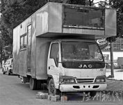 樂清街頭的雷人“房車” 名符其實的房車