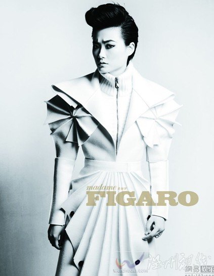李宇春變身超模費加羅封面