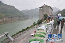 湖北客車墜河最新消息 宜昌客車客車翻車墜河最新進(jìn)