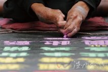 青島傳奇乞丐粉筆哥震驚全國(guó) 字庫(kù)上門(mén)求粉筆哥的字