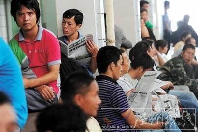 在溫州的求職中介所內，不少人淡定地等待雇主上門招。