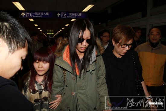 陳嘉桓憔悴回港