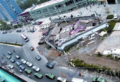 “釘子戶”占路8年被強拆 協商時鏟車開到(圖)