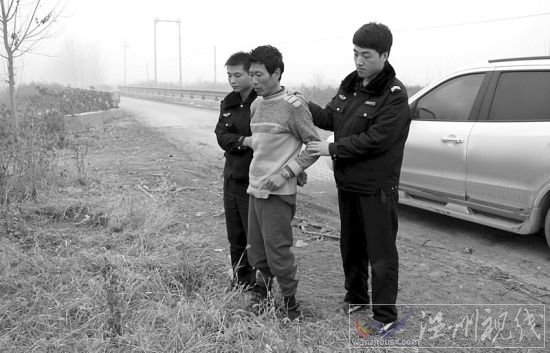 任丘警方押解犯罪嫌疑人金秋平指認(rèn)案發(fā)現(xiàn)場(chǎng)