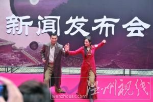 昨日，趙文卓與楊冪比劃亮相。