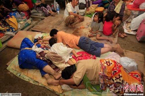 圖為在疏散中心休息的災(zāi)民。