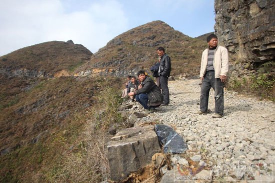 云南校車墜崖事故現場的簡易公路