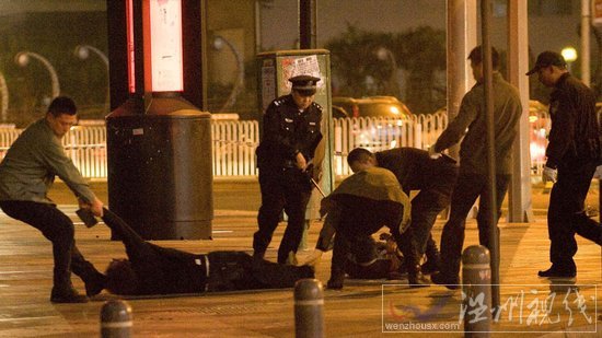 深圳男子菜刀劫持清潔工