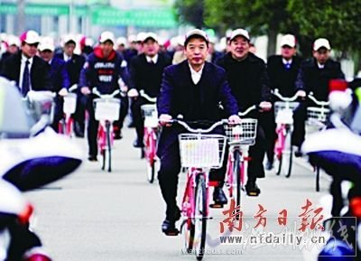 領導騎車警車開道 領導騎車警車開道