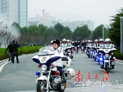 領導騎車警車開道 領導騎車警車開道