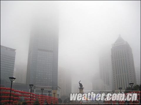 霧鎖南寧 全市籠罩“紗帳”中