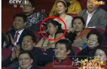 2012春晚睡覺姐在春晚現(xiàn)場(chǎng)睡覺 春晚節(jié)目無趣睡覺姐