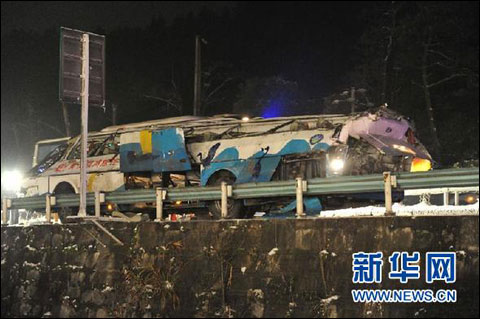 貴州客車墜橋事故死亡人數增至18人