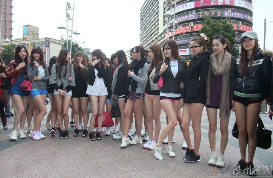 臺灣少女“無褲日”乘地鐵 只穿內褲搭地鐵(組圖) 臺灣少女“無褲日”乘地鐵 只穿內褲搭地鐵(組圖)