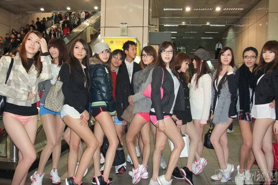 臺灣少女“無褲日”乘地鐵 只穿內褲搭地鐵(組圖) 臺灣少女“無褲日”乘地鐵 只穿內褲搭地鐵(組圖)