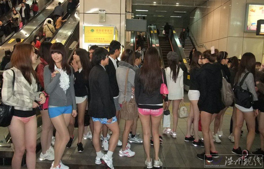 臺灣少女“無褲日”乘地鐵 只穿內褲搭地鐵(組圖) 臺灣少女“無褲日”乘地鐵 只穿內褲搭地鐵(組圖)