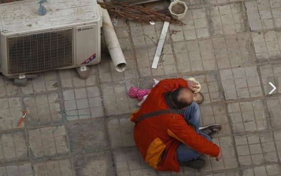 奶奶抱孫女跳樓