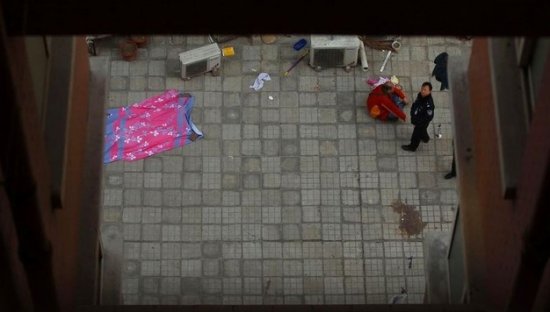 奶奶抱孫女跳樓