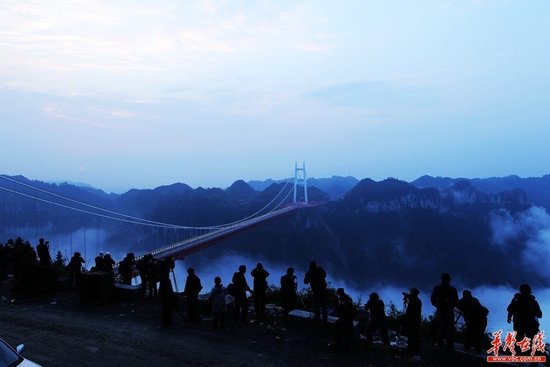 湖南矮寨特大懸索橋通車 橋面距谷底最高355米