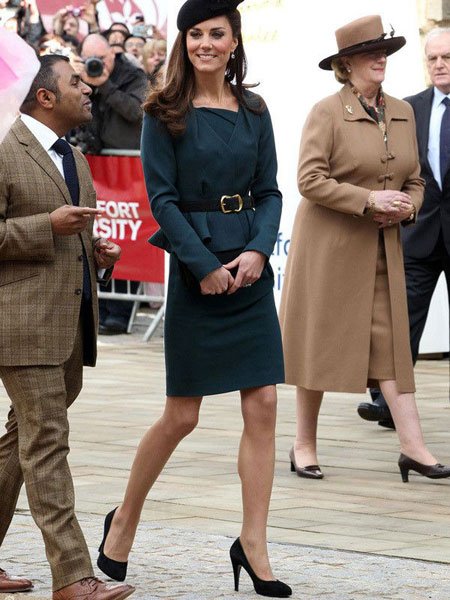 楊冪趙薇春季換裝各有高招 穿出OL式端莊