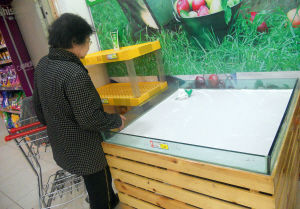 食鹽柜臺(tái)被搶購(gòu)一空 食鹽柜臺(tái)被搶購(gòu)一空