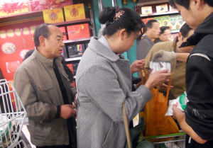 市民在超市搶購(gòu)食鹽 市民在超市搶購(gòu)食鹽