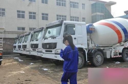 最美女司機藍領妹實際上不是司機 清純女司機藍領妹鑒定是作秀