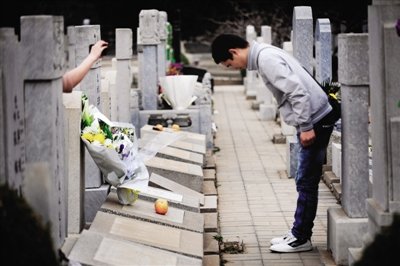 代客祭掃300元哭墳10分鐘 被指“糊弄鬼”(圖)