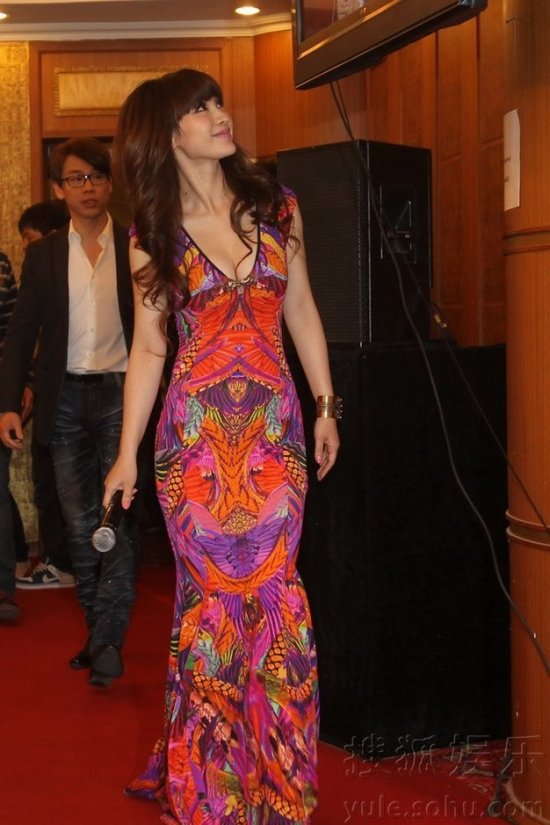 柳巖彩色低胸亮相北京瑪克思未來影像盛典