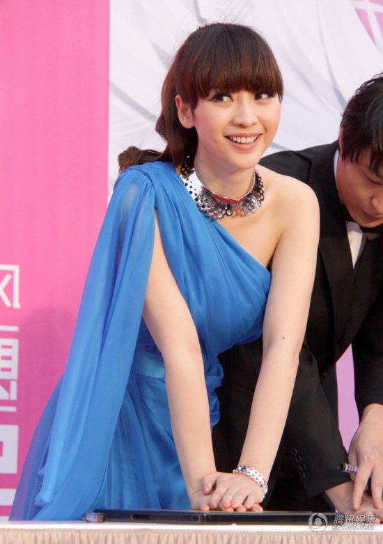 女主播柳巖表演熱舞