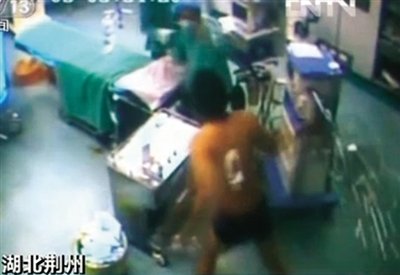 跳下手術臺追打醫生