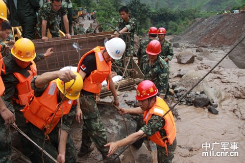 四川鶴灘電站發生泥石流 武警官兵迅速搶險