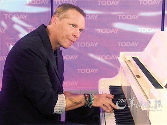 阿馬托已成職業(yè)鋼琴師,常在酒吧演出