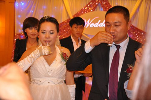 云南昆明寺廟方丈還俗完婚 迎娶26歲女老板(圖) 方丈還俗完婚