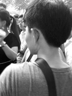 大圖:當事老外(圈中男子)與女孩還在僵持中 微博圖片