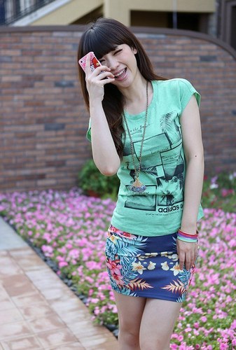 柳巖緊身短裙秀美腿