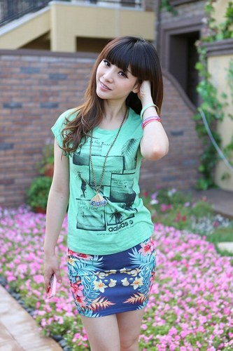 柳巖緊身短裙秀美腿