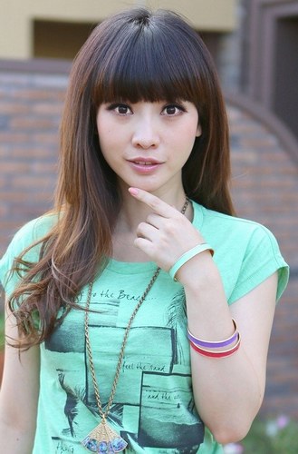 柳巖緊身短裙秀美腿