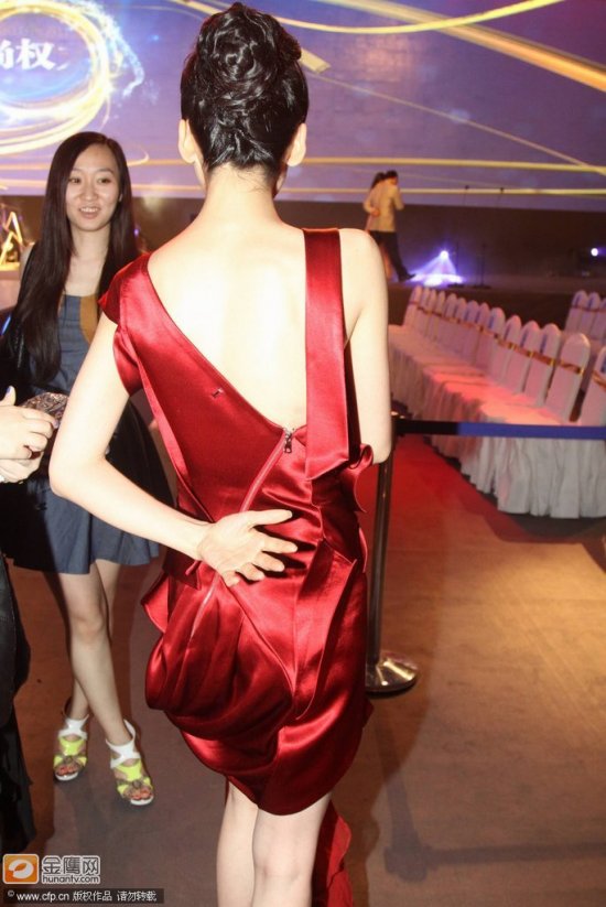 鞏新亮低胸大泄春光