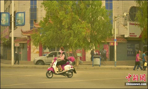 甘肅玉門出現入夏以來首場浮塵天氣