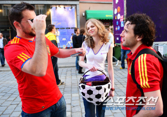 歐洲杯女球迷美若天仙被稱(chēng)為歐洲杯最美女孩