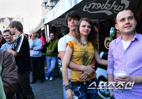 歐洲杯女球迷美若天仙被稱(chēng)為歐洲杯最美女孩